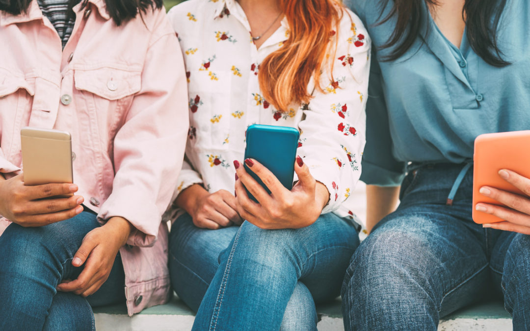 students on phone consuming media using media literacy skills